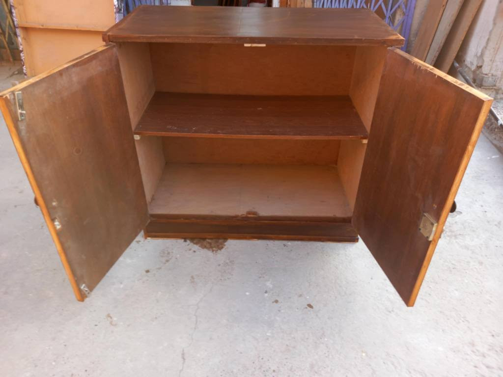 بوفيه فراش.  العرض متر واحد سم العمق. 50 سم.   الارتفاع 93 سم. ب٦٠ وبيه مجال العنوان بغداد الكرخ تقاطع درويش البياع سوق اميمه فرع عطاريات علي منتصف الشارع. مجاور افران السلطان.  ***********.   ***********.    بيهن وتساب اتصل قبل لتجي رجائ بغداد, العراق
