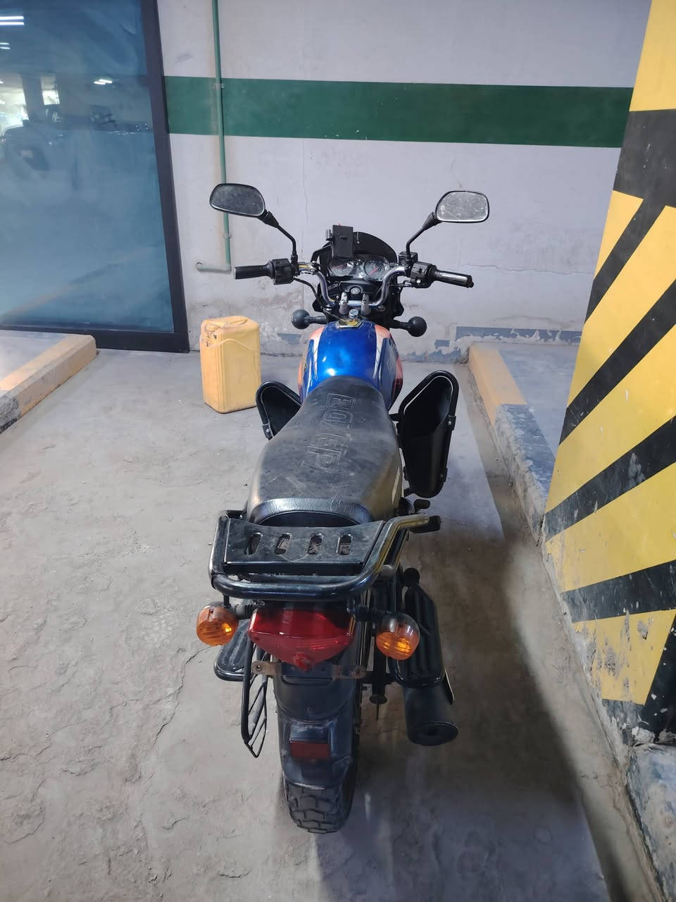 للبيع دراجه  بوكسر موديل 21 مجفته نضيفه كلش كهربأيت كله شغله سلف هندر شغال محرك ناعم يخبل السعر 1/300 بيه مجال قليل أوراق كامله ماشي ب معامله المرور وصل للترقيم ونسد ترقيم كمركه مدفوع و  أوراقها ماشيه ب مرور مدفوع وصالات الرقم جاهزا من كلشي *********** اتصال أو واتساب

