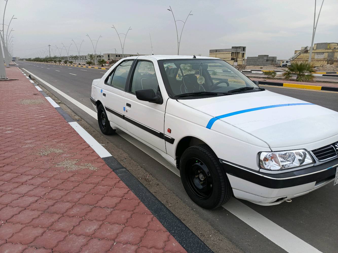 السلام عليكم بيجو 405 موديل 2012 رقم بصره سنويه مجدده لغاية 2028 
السياره مكفوله من الضربه والتبديل ماعدا البنيد طاير ومبدله والقديم موجود عندي.
السياره جاهزه كير محرك حداده تخم تااير جديد.. درايم شفتات كاملات زوج جدد توني امبدلهن... دواخل جديده كهربائيات كلهه شغاله.. السياره احلى من الصور وصفاحهه شرط موس.. ترايهه وين مايعجبك وراعيهه يريد تحويل.. مكاني بصره القبله السعر 38 وبيهه مجال بصيط للشراي