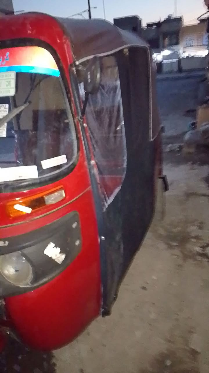 سلام عليكم تكتك باجاج ١٨ مصبوغه عام تعمير بس دوس تكتك كامله شغاله بس كهربائيات يرادلهن ترتيب رايدهة 4ونص وبيهة مجال حك الجيه عنواني بغداد مدينة الصدر رقمي ***********ما متواجد عل فيس
