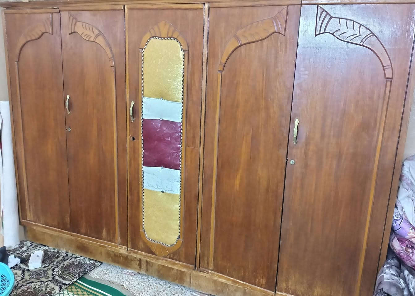 السلام عليكم قنصور مع ميز مرايه السعر ٣٠الف الاتصال عالرقم***********
