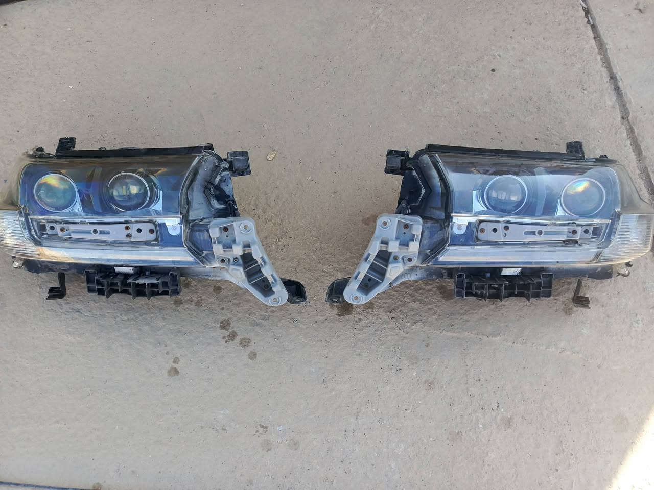 السلام عليكم/ غراض لاندكروز مال تحديث للبيع دعاميات خلفي امامي مع الحيه جناح خلفي زوج لايتات زوج جاملغات  للاستفسار ***********
