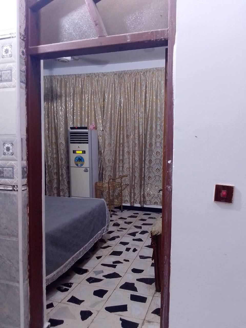 السلام عليكم 
الدار للبيع في منطقه جسر ديالى الكرغولية 
مساحه 180متر 
يتكون الدار من غرفتين نوم + استقبال+هول+ صحيات عدد 2 وحمام واحد+ مطبخ حار +مطبخ بارد 
للتواصل عبر رقم الهاتف 
***********
