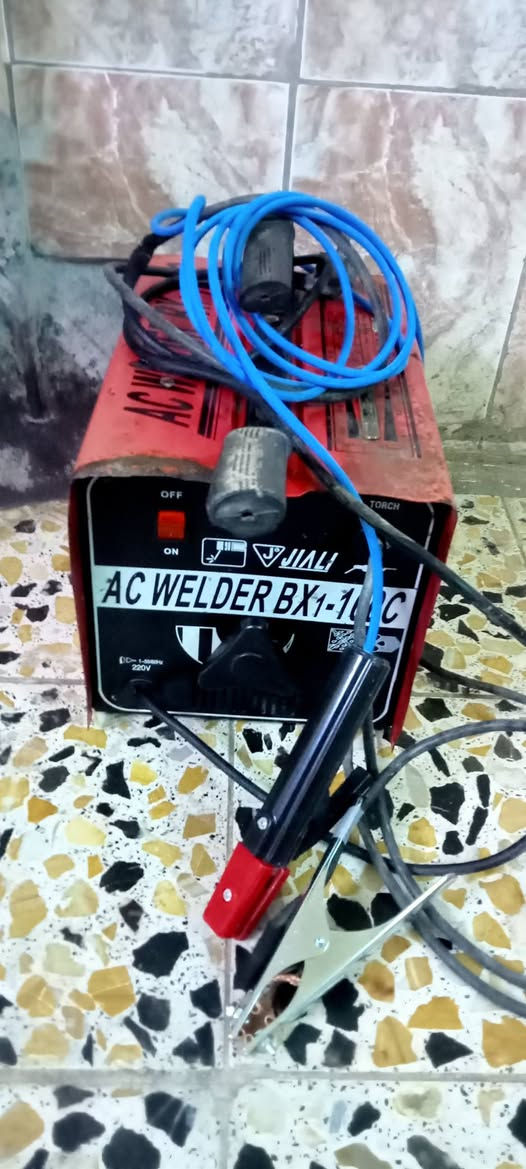 السلام عليكم مكينة لحيم كاملة شغالة واير 4متر نحاس 65الف يدة مك عدد2سعر 20الف كمبريسر شغال جديد اوربي 200الف مدينة الصدر ***********
