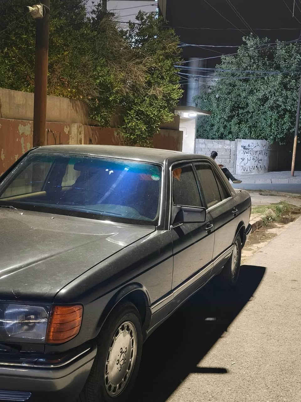 مرسدس رئاسي موديل 1990
رقمها دهوك وكاله عام ابسمي 
تبريد 
غرفه جلد عسلي 
مضخم صوت
تخم تاير جديد 
مصبوغه جماليه 
شاشه 
كير ومحرك شرط اصلي 
6 سلندر 
الماني مو امريكي 
السياره جديد وحلوه وبيها نضره
مكاني موصل وهذا رقمي *********** 
السعر90 وبي مجال بسيط للشراي 
والسياره احلا من الصور بعد

