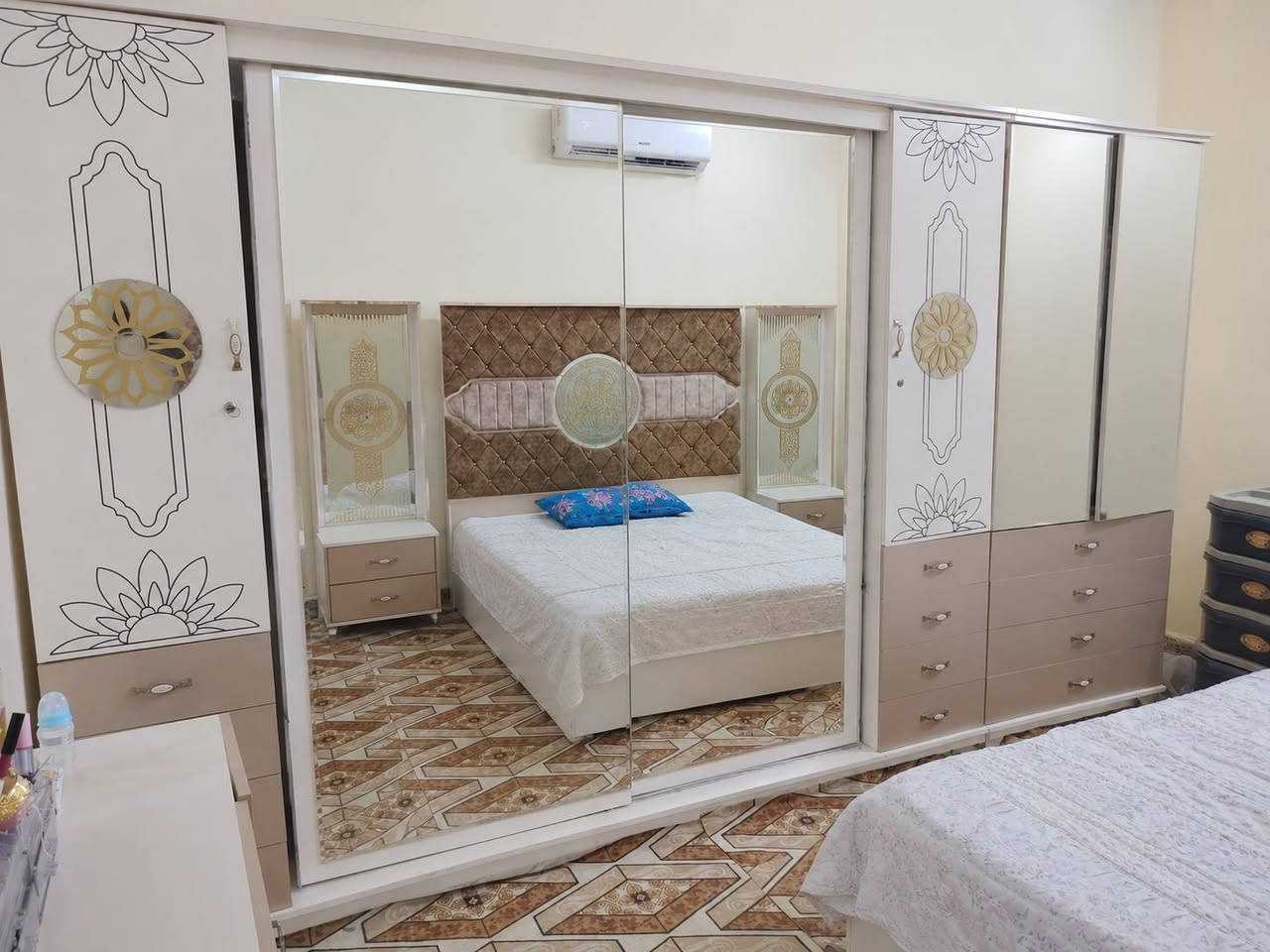 غرفه نوم تركيه للبيع وياه بعد تخته وزاويه ما صورته مكاني بصره دور الشرطه  قيم سعره بالي يرضي الله واتصل واتساب 
***********
