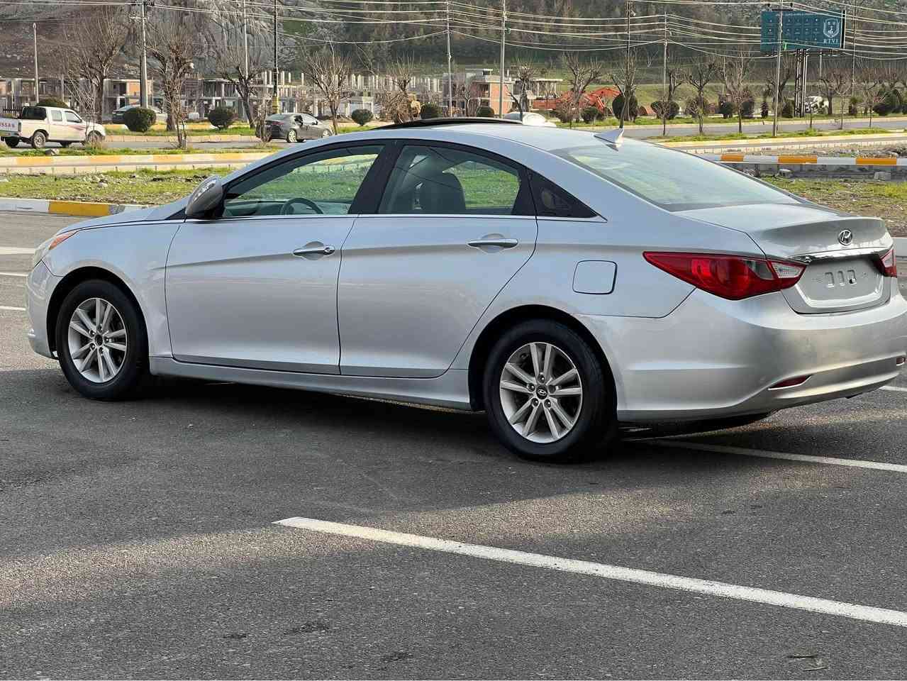 sonata 2012
سؤنةتا ٢٠١٢
براوة براوةى دووبةى
ئيكؤ كوشن جيدو هيتةر
كوشنةكانى دواوةشى هيتةرة 
ناو رةش
زينؤن ئايت عةدةسة 
سلايت سويچ
كير مةكينة تةبريد بةشةرت 
تازة پشت و پئشى توند كراوةتةوة 
رونى كير و مةكينةى تازةية
بانس تازةية پاترى تازةية
دةعم و ليدران بةشةرت شةقفى بةشةرت 
يةك دينار مةسرفى نية 
ئاوينة ئيشارةت و كارةباى 
ئاوينة هيتةر 
كوشن كارةبايى
كامل سيرفز كراوة بيانو برة سةيارةكة هةموو كيانى بةشةرت 
***********ڤايبةرى لةسةرة
*********** وةتس ئاپى لةسةرة
تيبينى براوةى دوبةية جامةكانى هةل گيراوة كاملل مةسرفم كردوة رانية, السليمانية
