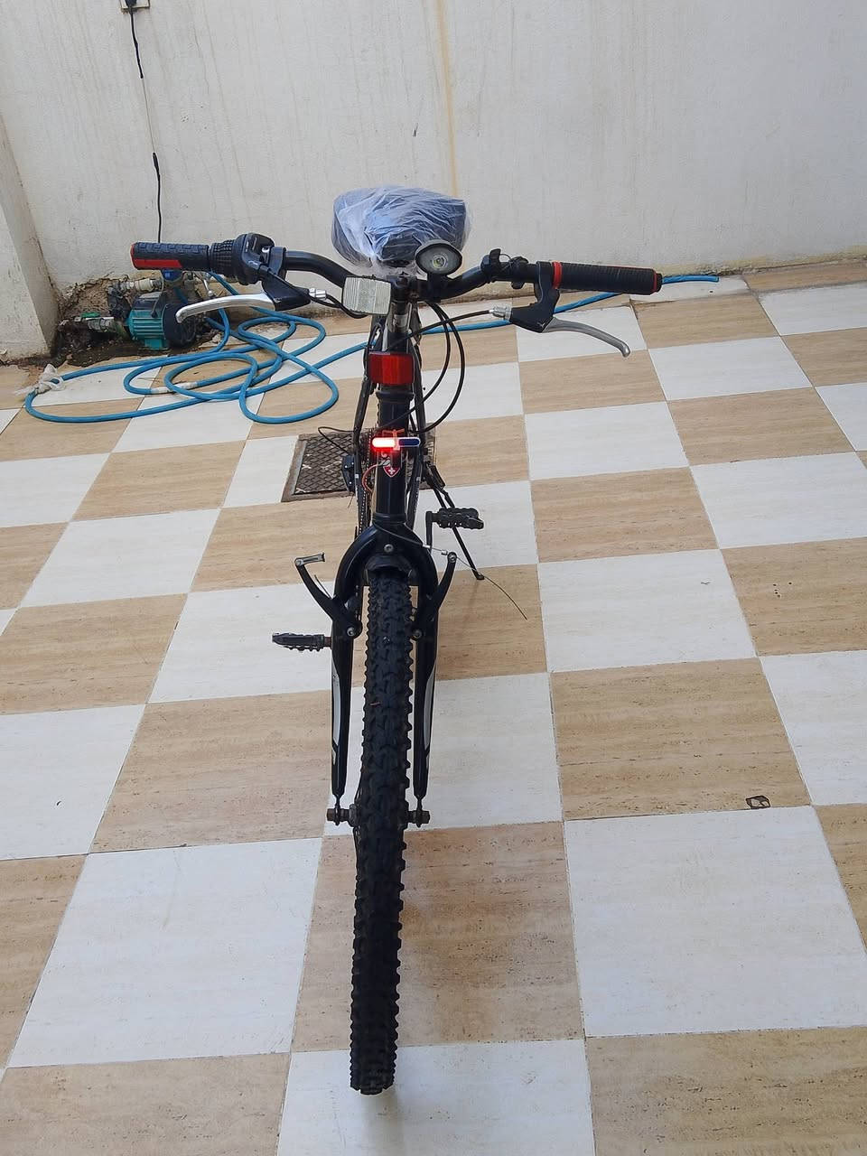 السلام 🚦عليكم للبيع 🚥 بايسكل الماني ⚡ جديد وجاهز 🇩🇪 كير وبريكات كله شغال+تايرات جدد☄️سعر 85الف وبيه مجال 🚴🏻 رقم الاتصال ***********
