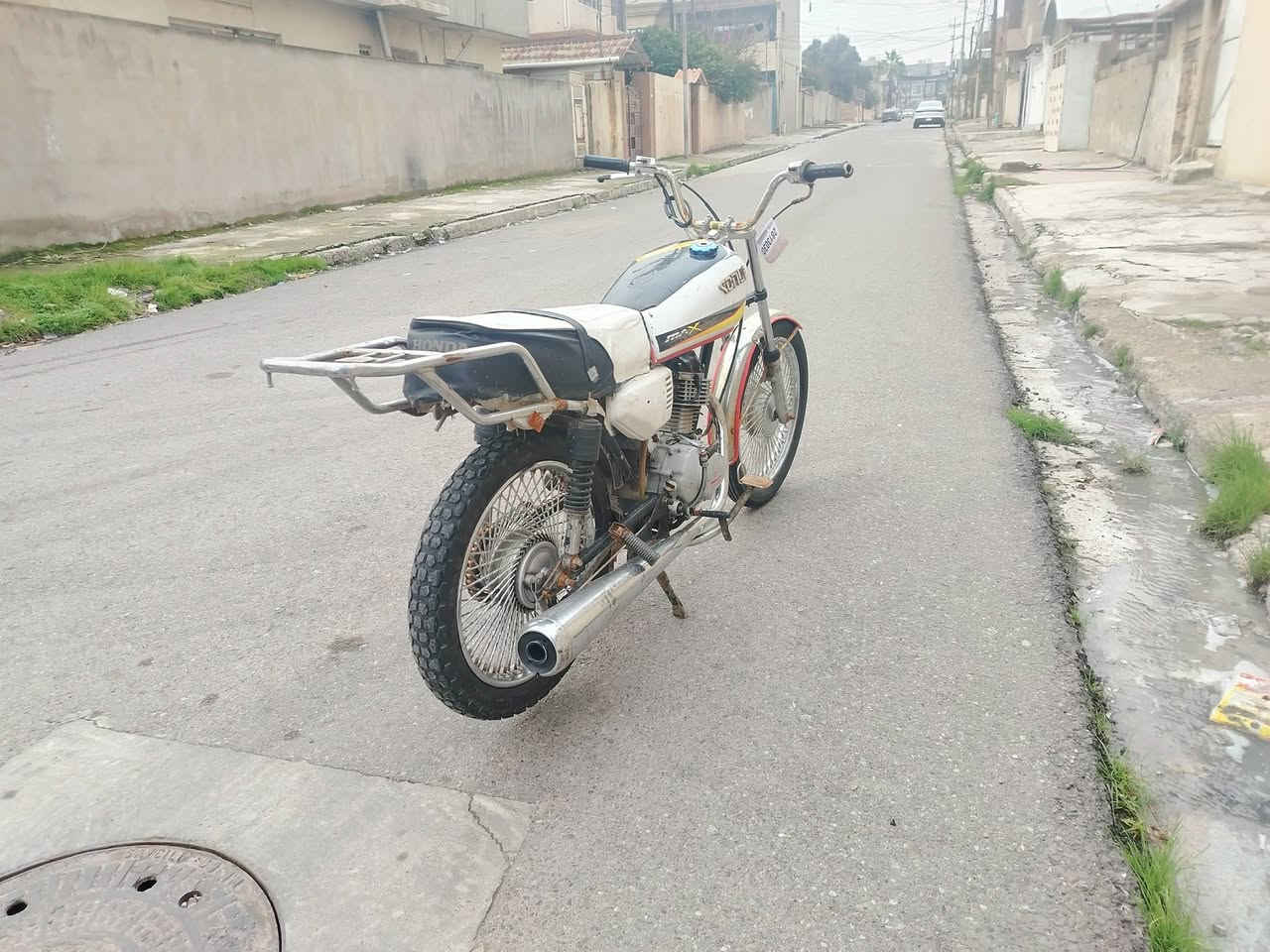 السلام عليكم ماطور تايكر 2017 معمر جديد مكينه خرسه نشاط فول وياله عدله تواير نضاف مكينه فقط بيها كسر يم قبغ كلجات بس شرط ماينضح دهن السعر ٢٥٠ وبي مجال شراي خاص او انتصل ***********))) ***********
