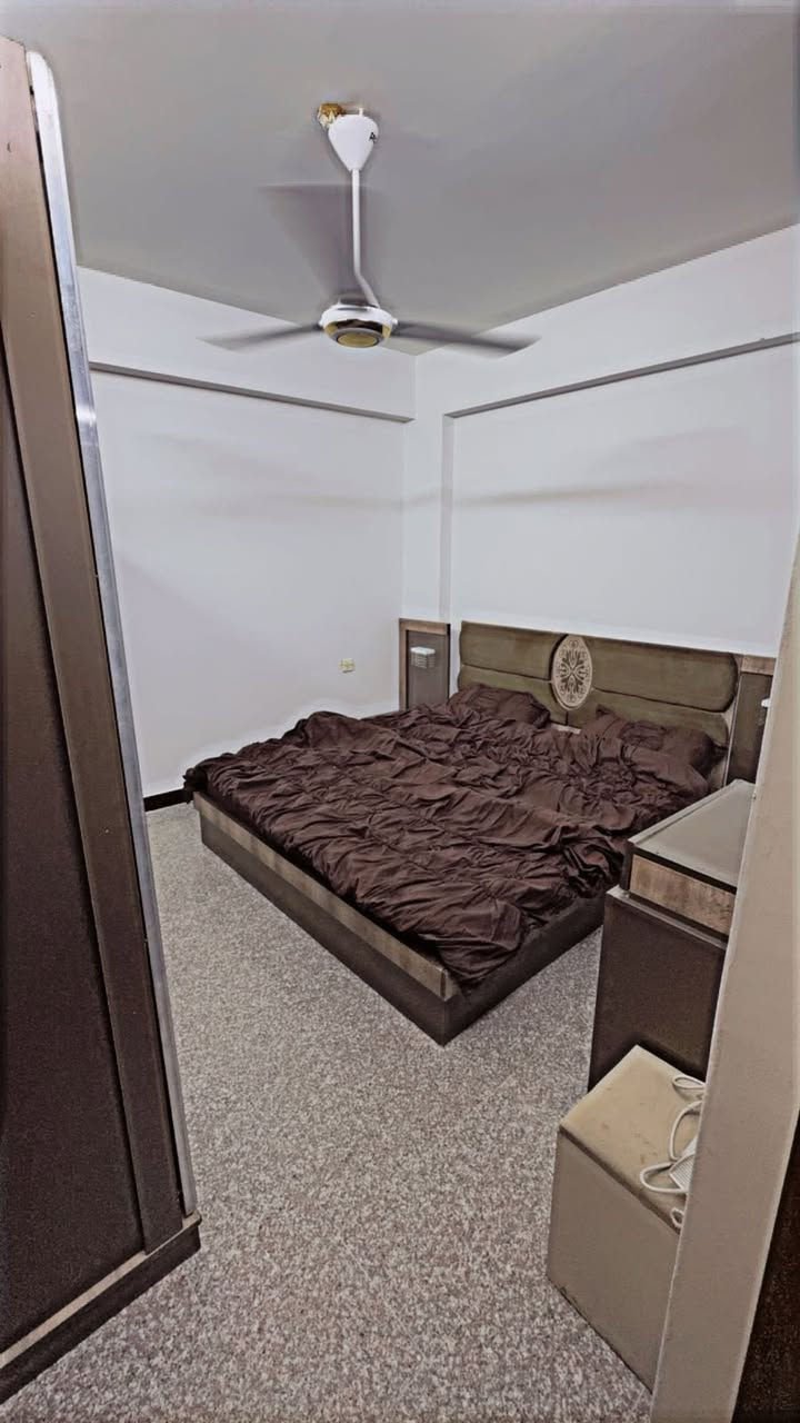 شقه للايجار بلكراده غرفتين وصاله موثثه كامله قرب مجمع الليث الرقم ***********
