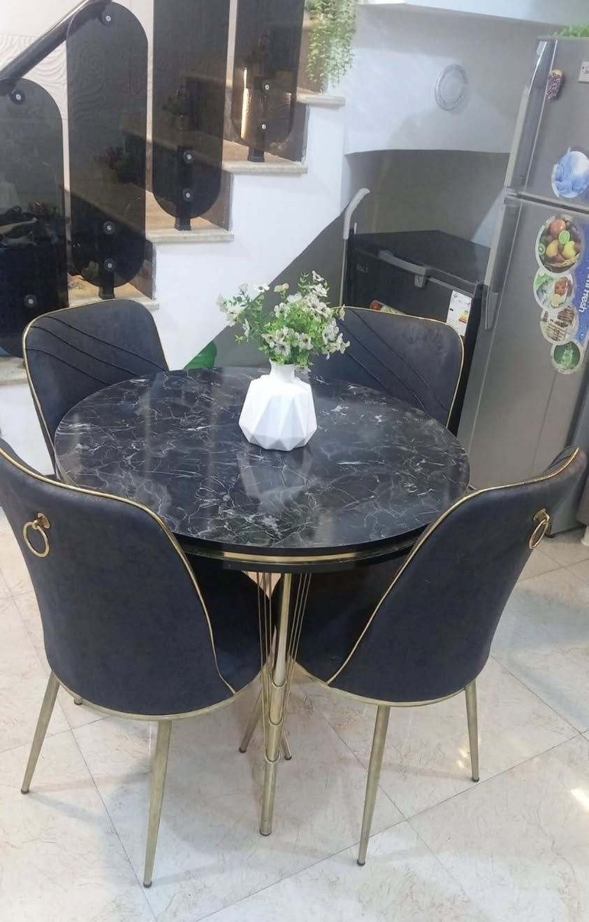 ميز طعام تركي نضيف مجرد مخليته ديكور اخذته قبل اشهر قليله وسبب البيع المكان ضيق الي عندي عنواني بغداد حي السفير سعره 200 للتواصل خاص او واتساب ***********
