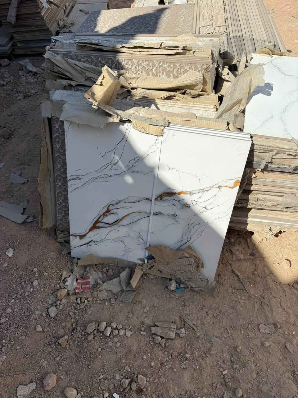 السلام عليكم يوجد بورسلين 14 ملم فضله جديده السعر 4000 الف دينار معرض سيراميك الكريطي الحولي  *********** سيراميك الكريطي

