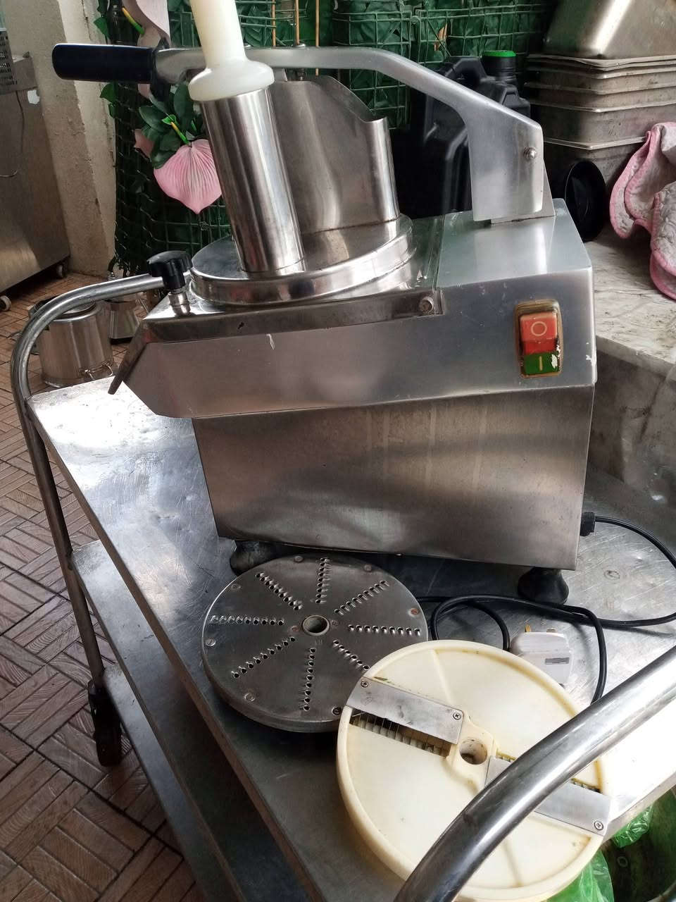 السلام عليكم اغراض مطعم للبيع خلاط حمص 15 لتر 350 الف قطاعة خضار مع قرصين 325 الف مثرامه حجم 22 بسعر 225 الف براد منضدي 250 الف قشارة بطاطه 10 كيلو 500 الف بغداد ***********
