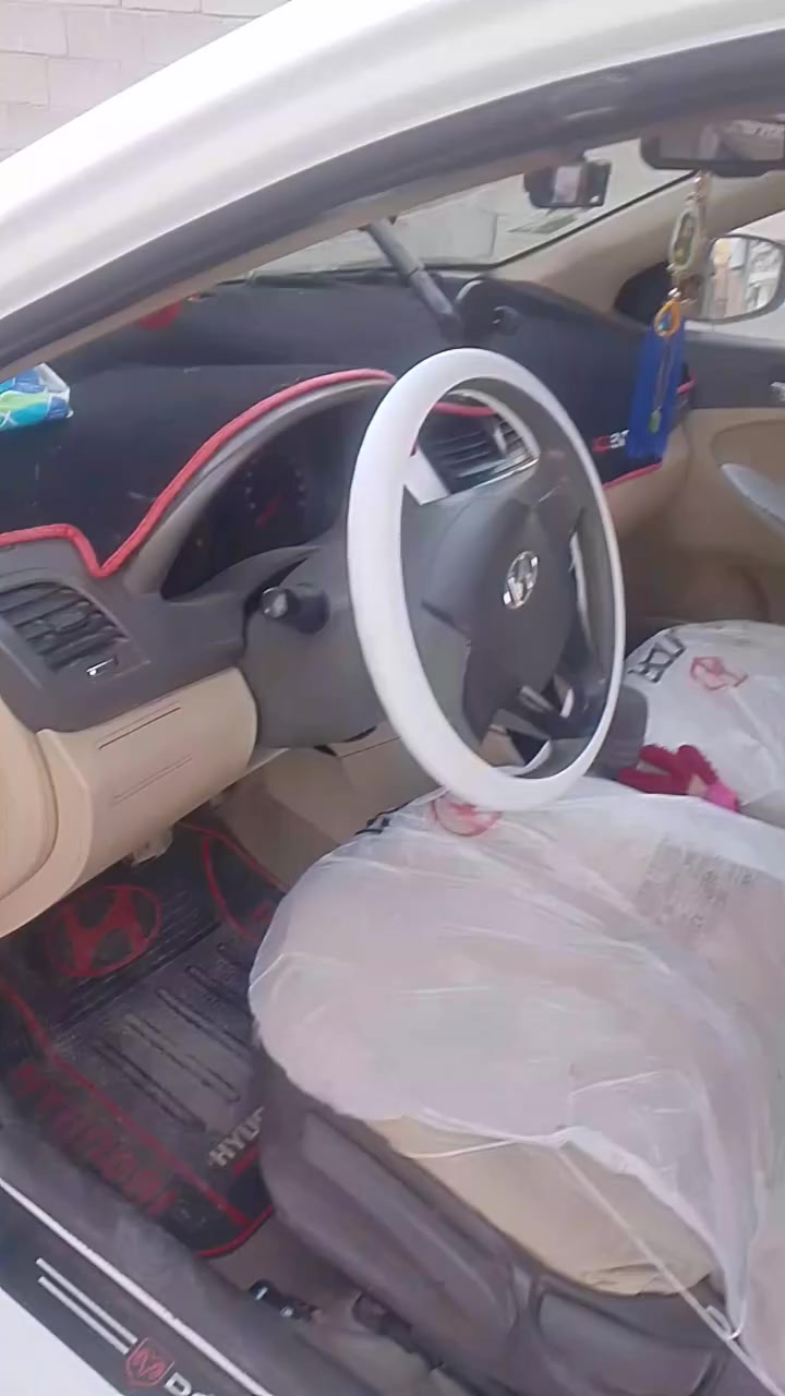 اكسنت موديل 2011 السياره جاهزه من حداديه ماكينه كير السياره ما بيها صبغ بس شويه يم قبق البنزين ضربه بسيطه سياره باسمي تحويل ثاني يوم رقمها بابل معروضه 92 بها مجال ***********
