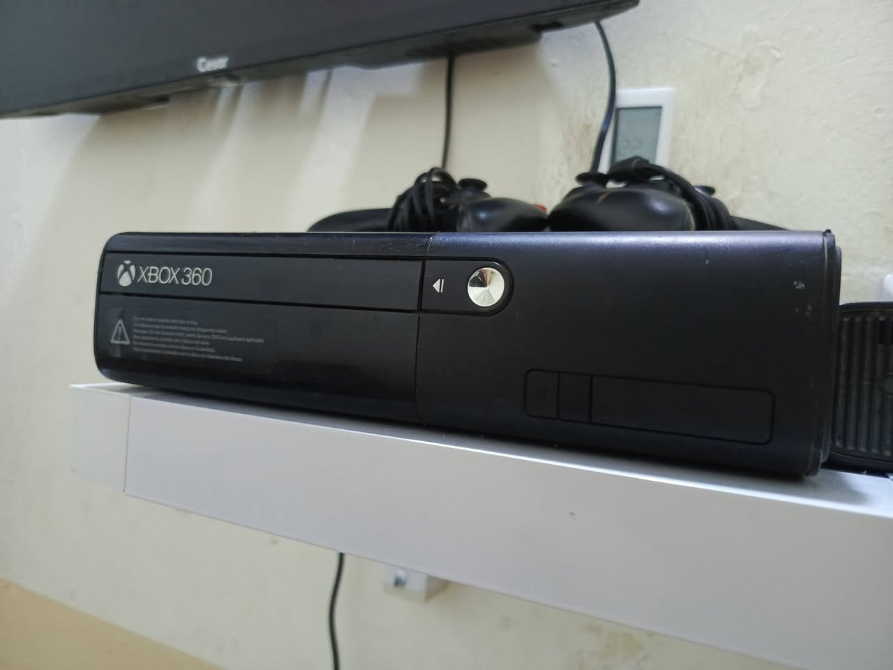 اكس بوكس 360 مهكر نظيف جدا وياه 
جوستك اصليات 2 للبيع المكان نجف الاتصال ***********     سعره 130 وبي مجال قليل لشراي
