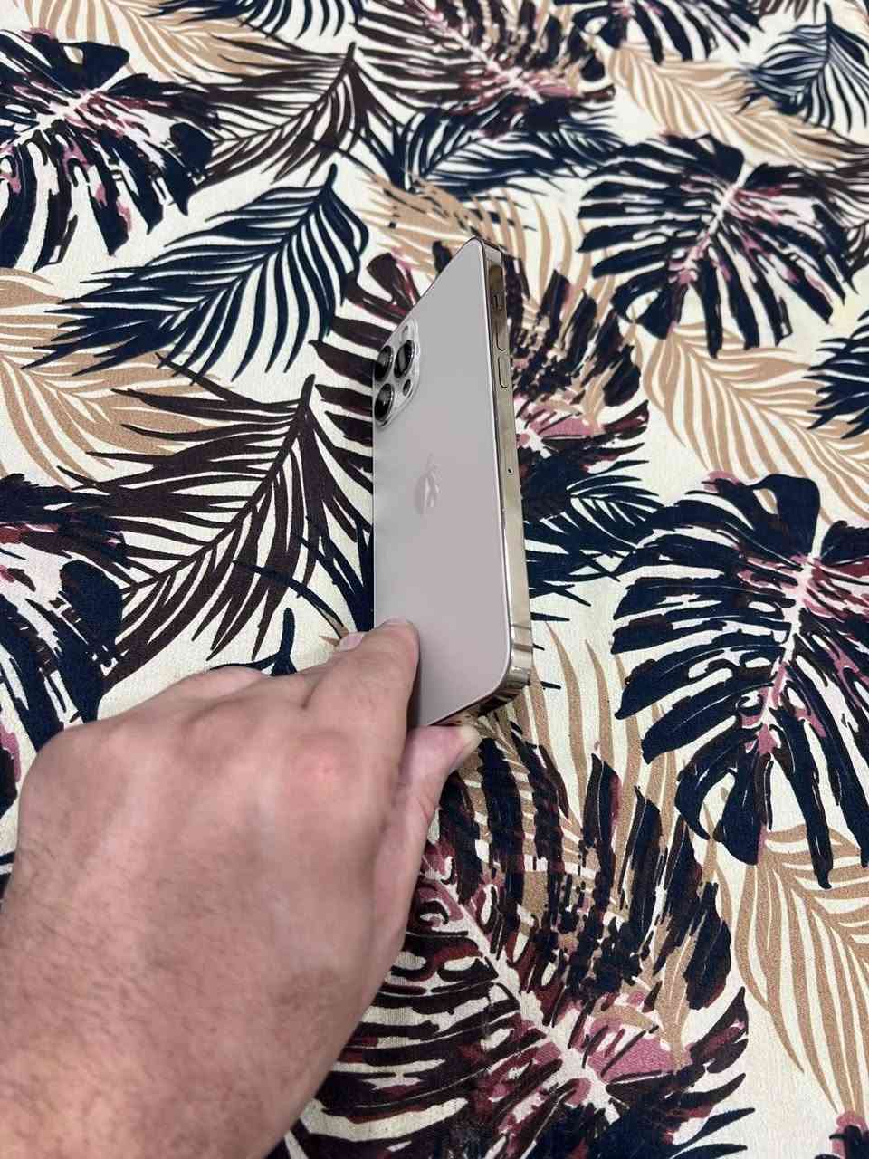 🔥 للبيع iPhone 12 Pro Max 🔥عربي شرق اوسط
📱 جهاز نظيف جداً وبحالة ممتازة، أداء سلس وسريع.
🔹 السعة: 256GB 🔹 الشاشة: مستبدلة أصلية 🔹
البطاريه مستبدله اصليه  100👍 
 النظافة: 100% 🔹 الجهاز جاهز للاستخدام .
💰 السعر: 350 الف 
📍 العنوان: بغداد – البياع
🚚 يوجد توصيل
📲 للتواصل واتساب فقط: ***********
