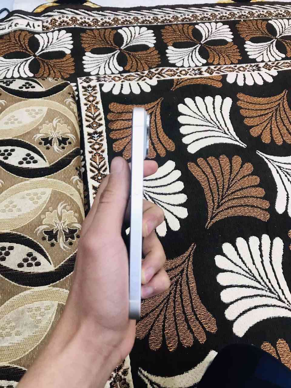 سلام عليكم  ايفون 14 عادي نموذج ال M شرق اوسط لون ابيض التلفون كلش نضيف و ممستخدم اهواي كلش نضيف بطاريه 86 ما معلايه ولا امبدله كلشي بي سليم ويا لزكة شاشه و حمايه لعدسات الكامره و كفر لون اسود كارتونته ويا السعر : 500 
*********** بي تلي اكرام
