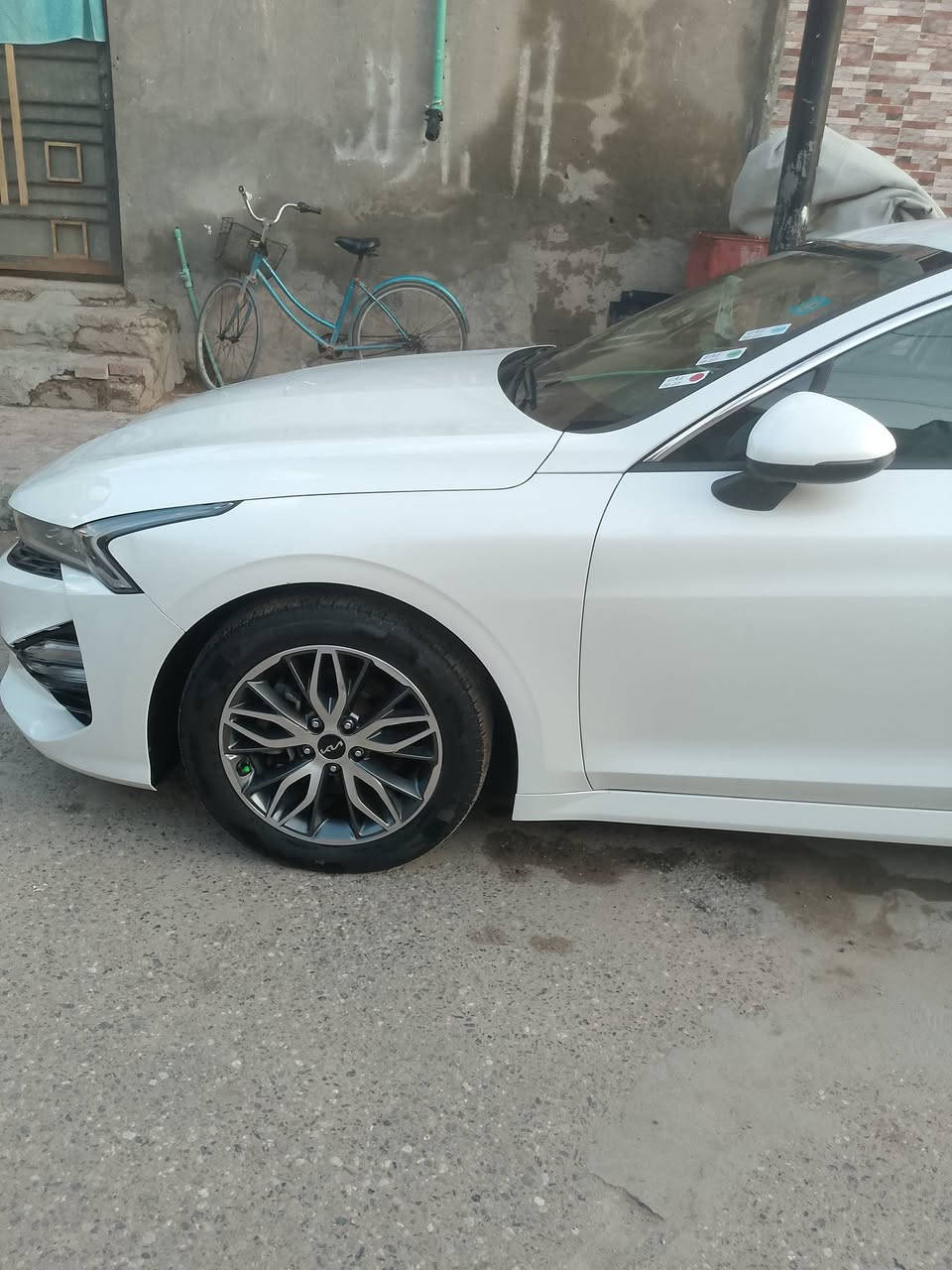 السلام عليكم سياره k5 موديل 22 سياره وراد كوري بيعه بس السندوك صبغ بدون ضربه بدون فتح  سياره كامله مكمله من كلشي ماشيه 36   السعر 185 مكاني بصره رقم الهاتف ***********
