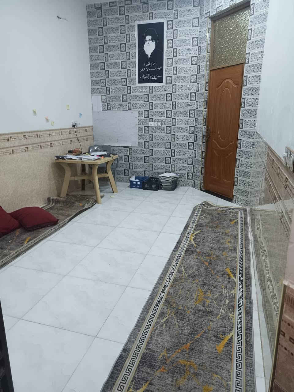 دار للبيع في حي الزهراء قرب متوسطة الشهداء الخمسة 

المساحة 125  البناء طابقين 
الطابق الأول يحتوي على غرفة نوم وصاله واستقبال ومطبخ ومنور وحمام داخلي 
اما الطابق الثاني هيكل مسقف يحتوي على غرفتين وصاله وصحيات 
البناء كونكريت مسلح والدار على شارع تبليط 
***********
