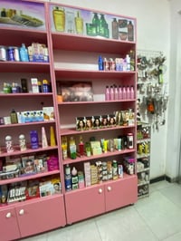 رفوف محل عدد 6 للبيع المكان شارع فلسطين 07726789322  رفوف نضافه 100‎%‎...