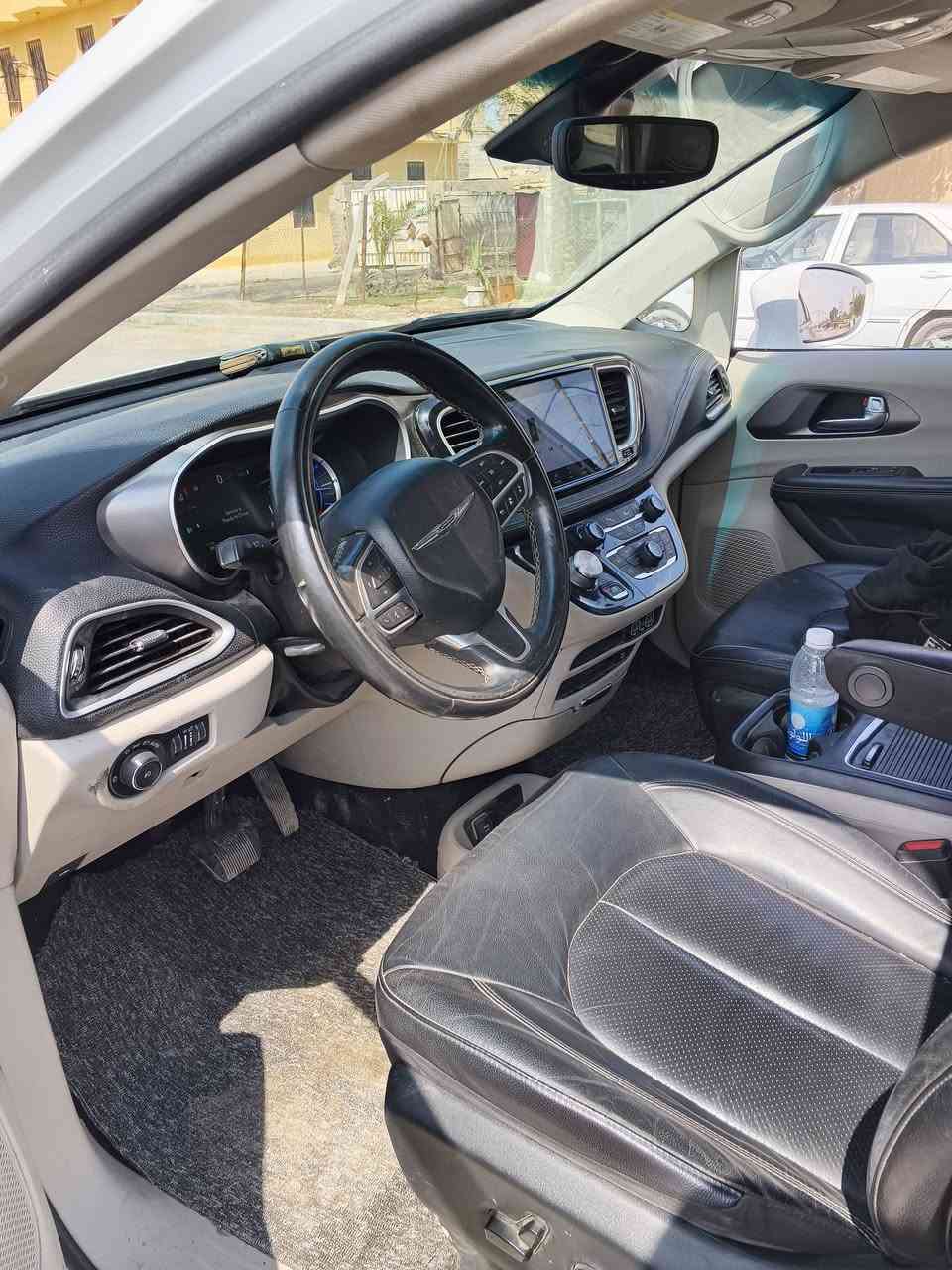 السلام عليكم
للبيع كرايسلر باسفيكا هايبرد
موديل2022
محرك 3600 
7راكب vip
فول مواصفات
بصمه تشغيل عن بعد 
بصمه أبواب 
أبواب كهربائي 
تدفئه كشنات 
تدفئة ستيرن 
شاشه كبيره 
رادار امامي خلفي 
السياره حادثها من امريكا جاملغ وبنيد فقط بدون دواخل 
 
سعر 235 وبيها مجال 
الرقم ***********
مكاني بغداد
