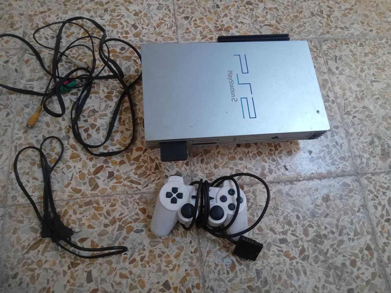 عندي هذا السوني للبيع سوني 2 شرط اخو الجديد كامل وبي العب بس اشغل السعر 40 وبي مجال ***********
