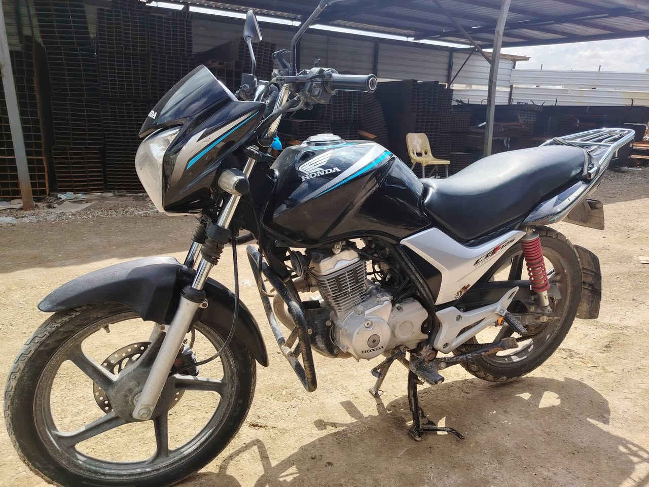 السلام عليكم    دراجه هونده ياباني مسجل سنويه ولوحات كامل ما ناقصه شي نضافه خير من الله الدراجه مال باله تحويل مباشر محرك ناعم حيل    السعر مليون ونص     ***********
