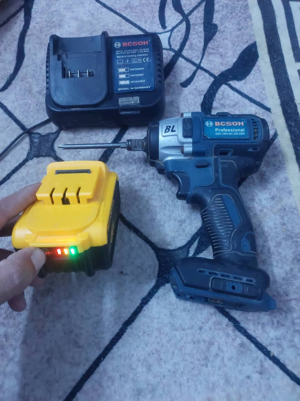 دريل لقمه ودرنفيس  مع بطاريه جديده ١٠ خليه وشاحنه  ب ٣٠ مع التوصيل ***********
