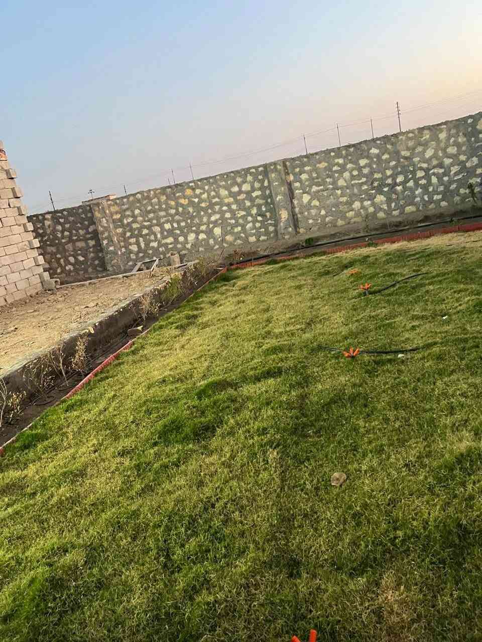 �🏡 فرصة مميزة للبيع – مزرعة مع دار سكني مؤثث في الديوانية / شعيب 🏡🌴

إذا كنت تبحث عن منزل جاهز للسكن وسط أجواء طبيعية هادئة ومساحات خضراء جميلة، فهذه فرصة مميزة تجمع بين الراحة والاستثمار.

📍 الموقع: الديوانية – منطقة شعيب.
📍 تبعد عن الشارع العام حوالي 70 متر فقط (ثاني قطعة).

🔹 المساحة:الف و 100 متر.

🏡 دار سكني مؤثث بالكامل بمساحة 210 م² ويضم:
✅ 4 غرف نوم.
✅ صالتين واسعتين.
✅ مطبخ.
✅ حمامين.
✅ أثاث كامل وجاهز للسكن مباشرة.

⚡💧 الخدمات المتوفرة:
✅ كهرباء.
✅ ماء إسالة.
✅ خزان ماء (خرّان) سعة 5000 لتر.

🌴 المزرعة مزروعة وتضم:
✔️ 22 نخلة مثمرة.
✔️ أشجار زينة متنوعة.
✔️ ورود وثيل أخضر.
✔️ أشجار فاكهة متنوعة (تين، عنب، رمان).

🧱 مسيّجة بالكامل بسياج حجري متين يوفر الخصوصية والأمان ويضفي مظهراً جميلاً على العقار.

✨ موقع هادئ ومميز، يجمع بين السكن المريح والطبيعة الخضراء، ومناسب للاستثمار أو للاستجمام العائلي.

💰 السعر: مراسلة الصفحة على الخاص.

📞 للجادين فقط، والمعاينة خير دليل.

🌴 دار مؤثث بالكامل، خدمات متكاملة، سياج حجري، نخيل وأشجار مثمرة، وموقع مميز قرب الشارع العام… فرصة تستحق الاهتمام


**إذا كنت صاحب هذا الإعلان وتريد حذفه لأي سبب، رجاءا أرسل رسالة إلى الدعم الفني**