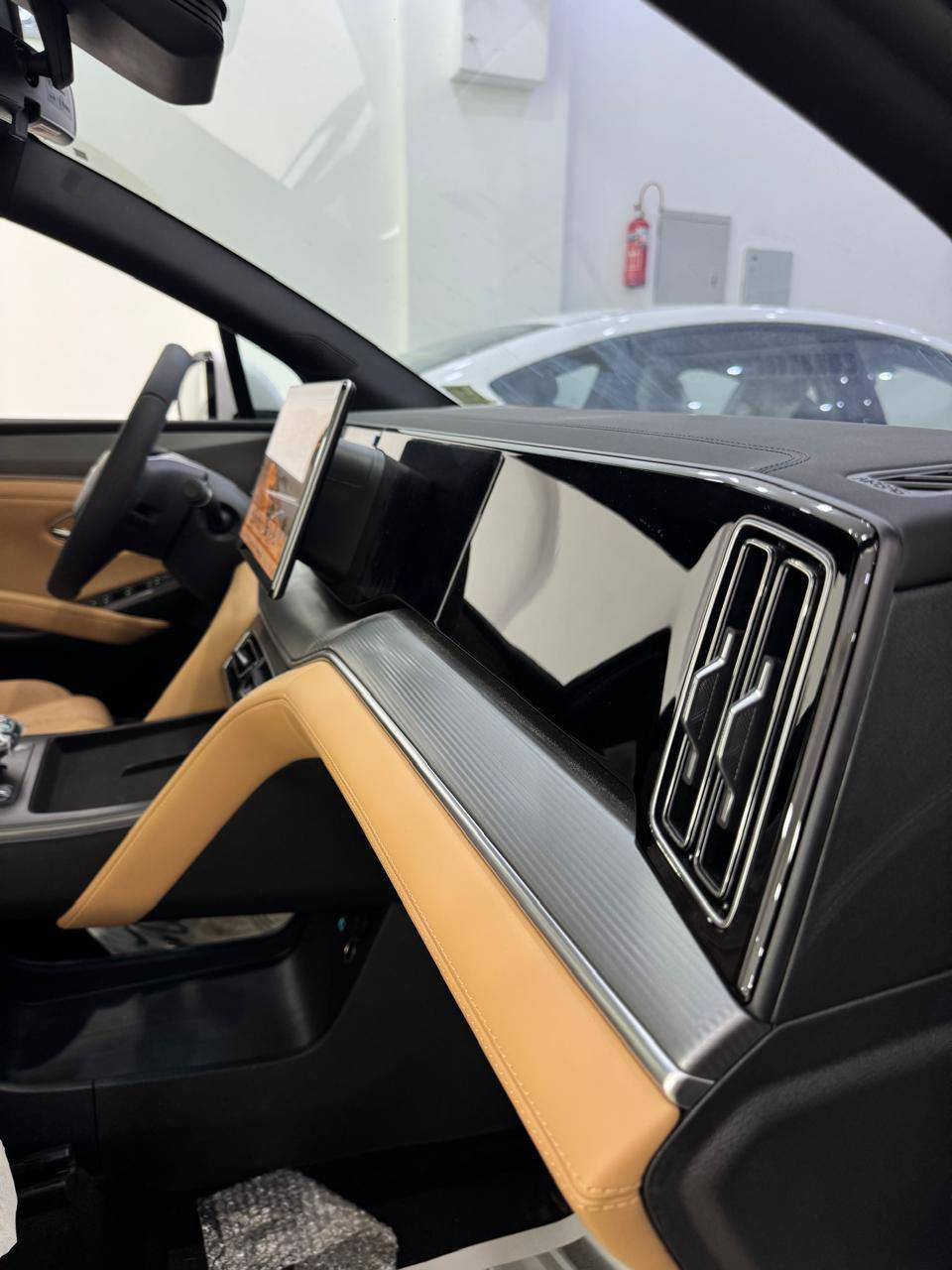 بس يم معرض علي عماد اقوى الاسعار اليوم 🔥
       
           🔥 27,600,000 🔥 د.ع وصافي حبايب كلبي 
بدون كلشي صافي 
🚗 وصلت BYD Song L  DM-i 2025 🔋
سيارة تجمع بين الأناقة، القوة، والتكنولوجيا المتطورة ✨

🔥 أهم المواصفات:
⚙️ نظام هايبرد DM-i يجمع بين محرك بنزين 1.5 لتر ومحرك كهربائي قوي
⚡ أداء عالي مع توفير مذهل في استهلاك الوقود
📱 شاشة وسطية كبيرة 
🧊 مقاعد جلد فاخرة 
🚘 أنظمة أمان متقدمة: رادار، حساسات، وكاميرات 360°
🌅 فتحة سقف بانورامية
💡 إضاءة خلفية متصلة بتصميم عصري مميز
✨ خيار مثالي لمحبي السيارات الاقتصادية والمريحة بنفس الوقت!

📍بغداد _ كراده _ قرب ساحه كهرمانه 

📞 للاستفسار والتواصل:
 
☎ علي :***********
