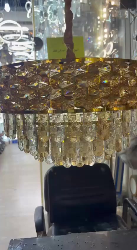 ثرية كرستال منقوشة تضيف لمسة فخامة لأي غرفة ✨
قطرها 50 سم وتصميمها أنيق يناسب أغلب الديكورات.
السعر: 100 ألف فقط للقطعة.

متوفرة في معرض هوم لايتنك للإنارة
📍 الشورجة – عكد النصارى
📞 ***********
🚚 توصيل لكل العراق
