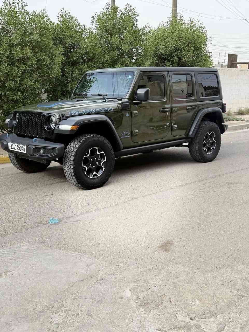 ﷽
السلام عليكم  شباب جيب هايبرد  (رابيكون) اعلى فئه 
‏ Jeep RUBICON 4Xe 2.0L 4
                        
موديل 2023 لون مميز زيتوني و اسود

 حجم المكينه : 2000  تيربو + هايبرد + بلك ان 

المسافه المقطوعه :  17 الف مايل

الحادث : كلين بدون حادثر صعه بالبنيد و باب السكن   الحافه مالته فقط بيه صبغ على كدهن.   

حالة اليرباك : دركه فقط طاك

#المواصفات

معروفه مواصفات رايبكون 
قماره تتفصخ تصير كشف
3 انضمه بانزين هاي برد و كهرباء
لايت زنون اصل
بك لايت زنون اصلي
سستم صوت الباين
فندر عالي
فور ويل 4X4 لو كير
شاشه كبيره كاربلي
حساسات اطارات
كامره خلفيه
كشنات تدفئه
استيرن تدفئه
قفل اكسل امامي خلفي
تايرات فالكون

#السعر : الطلب في التعليقات سيأتي إليك مباشرة 

مكان السياره : بغداد الزعفرانيه
☎️*********** بيه وات ساب 
راسلني وات ساب ادزلك صور الحادث
