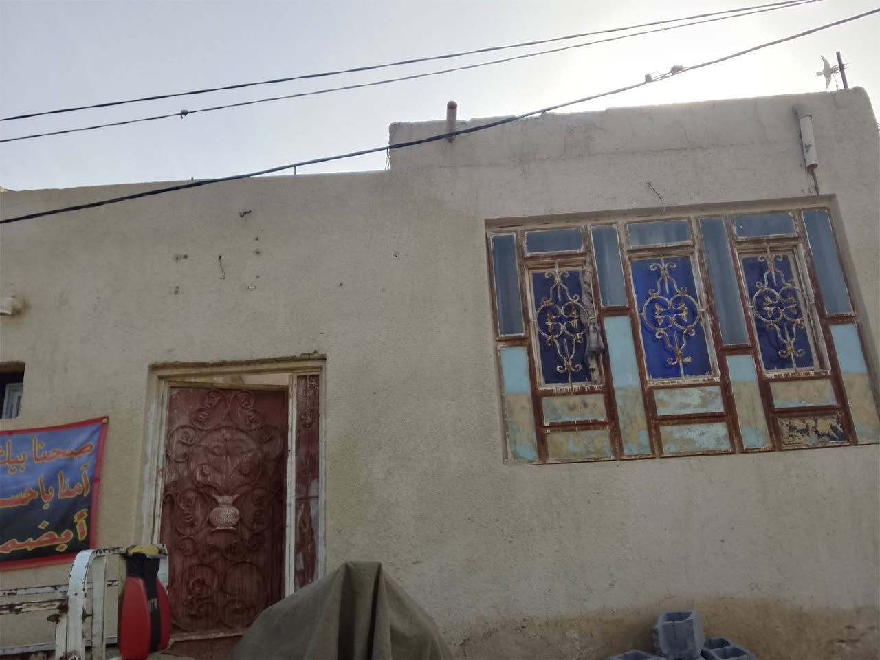 سلام عليكم بيت البيع ابو صريفه قرب مجمع ال عزوز مساحه 100متر غرفه صاله وبراني وحمام ومطبخ  سعر خاص هذه رقمي ***********
