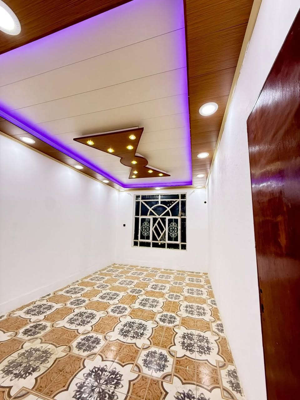 دار للايجار مساحه الدار 100م حي الجامعه شارع 10🏘️ 
طابق ونص غرفتين  وصاله ومطبخ استقبال  وصحيات بناء مرتب
مكتب دار السلام للتفاصيل الاتصال على الارقام الموجوده
***********)  (*********** #بيت #نجف #حي #سلام
