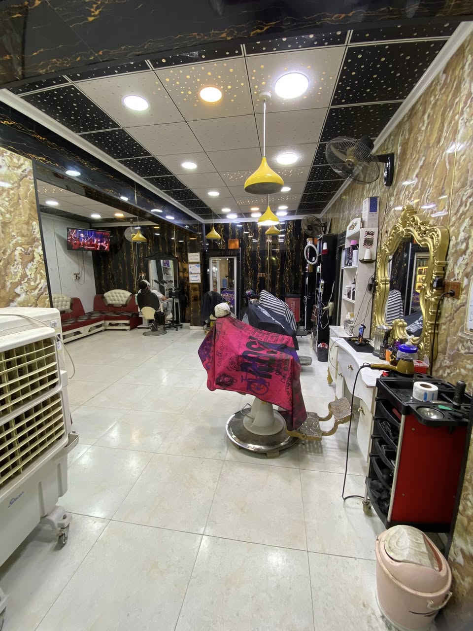 سلام عليكم محل حلاقه معروض للبيع
ينباع فارغ هوه وديكور وأرضيه وكهربائيات وجام . وينباع هوه والغراض حسب رغبه المشتري
سبب لبيع لعدم التفرغ
عنوان : ناحيه الحريه _ داخل السوق الجديد 
***********
