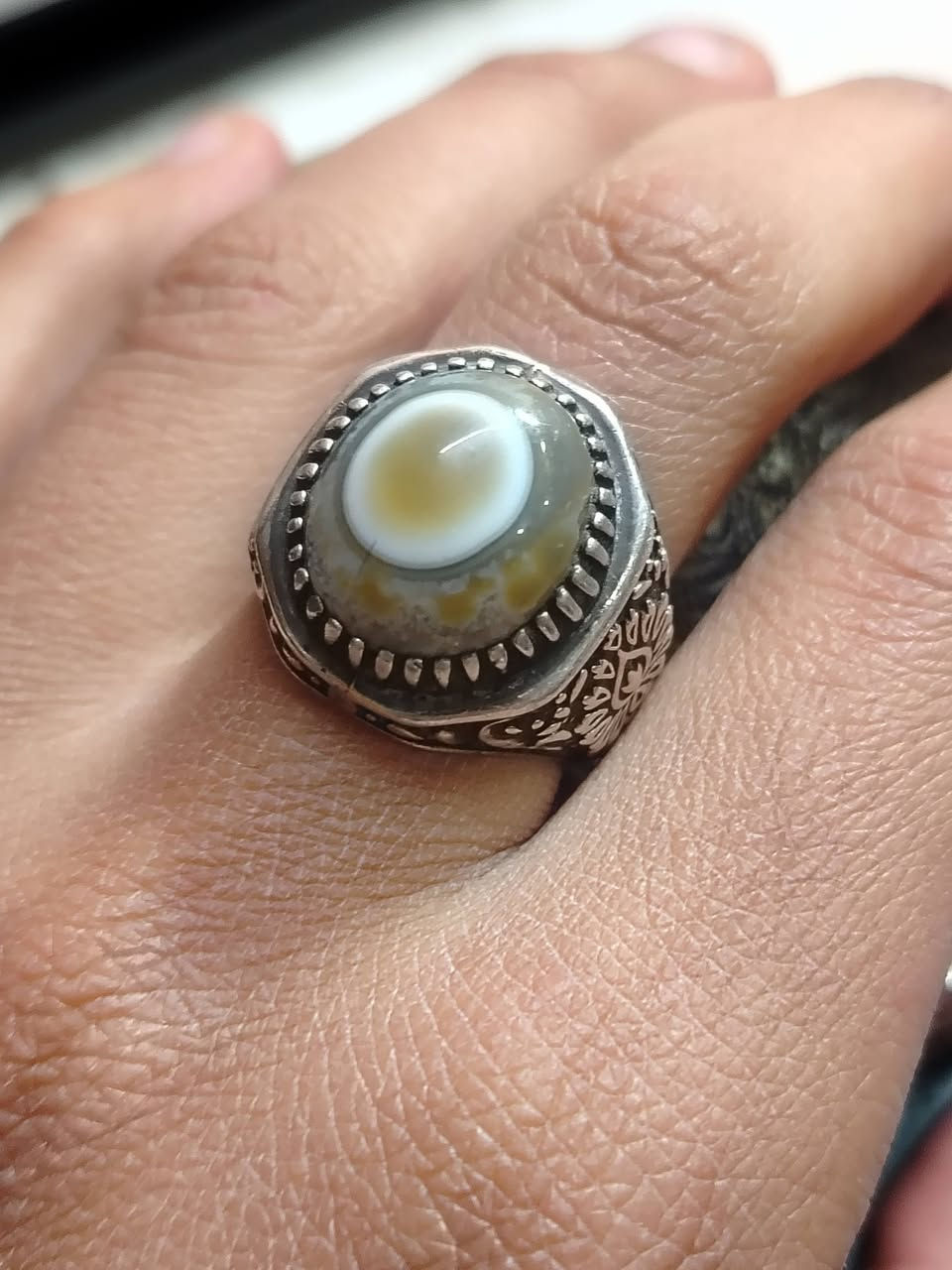 السلام عليكم احبائي محبس سليماني عين صريحه اصيل قديم مفول هندي🪬 صياغه ثقيله عام السعر خاص العلوان بغداد شراي اهلن وسهلن رقم الهاتف ***********
