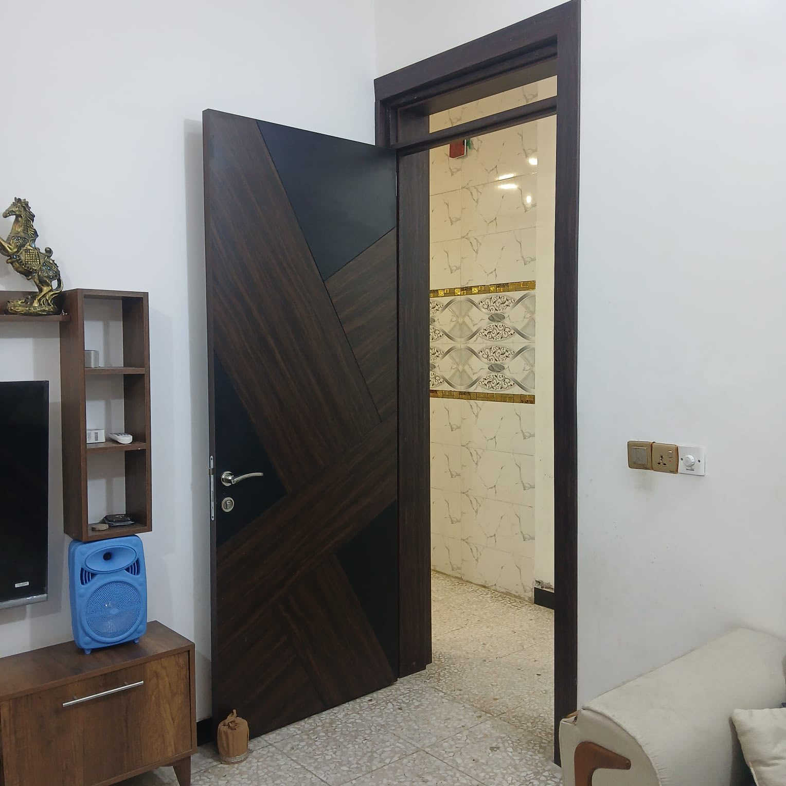 بيت ١٠٠ متر طابق ونص للبيع عقد زراعي مكاتبة دلال فقط  غرفتين نوم وصالة واستقبال  نهاية الاربع شوارع شارع سكلة الركابي الفرع الثالث (السعر 90 )بي مجال بسيط استفسار ***********
