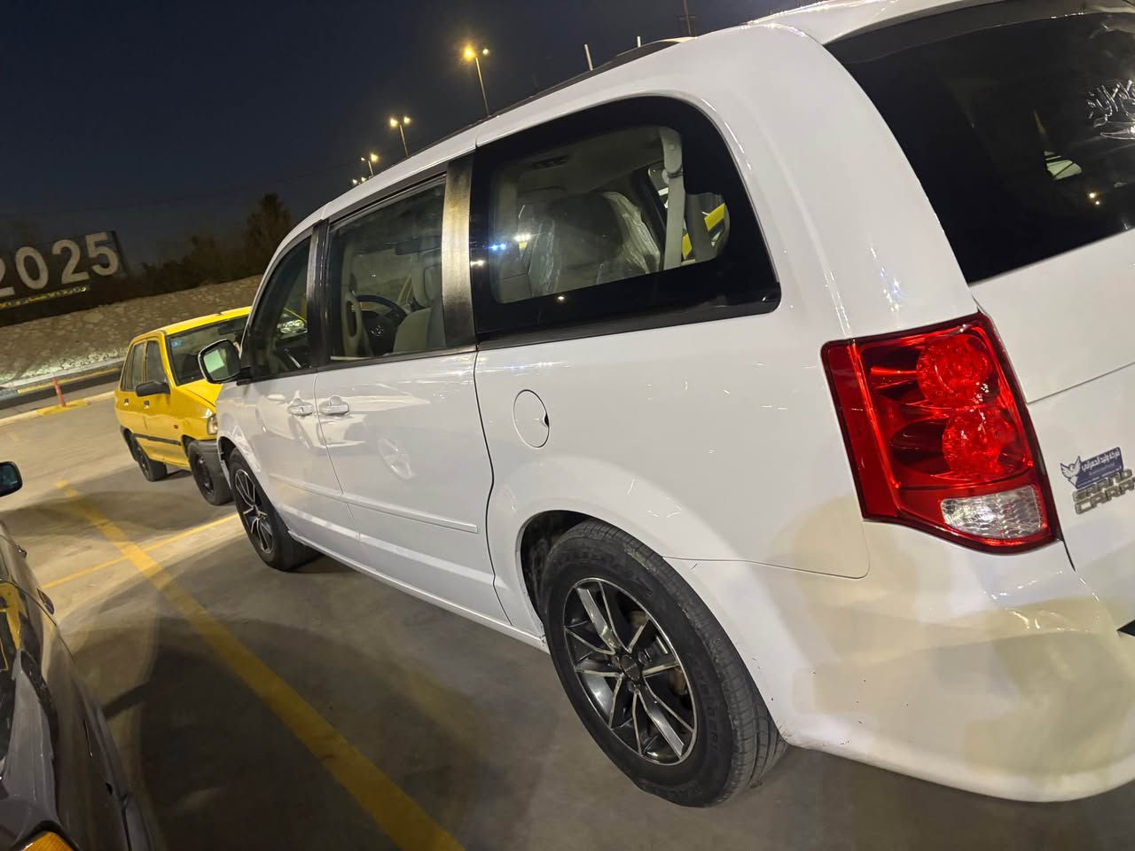 السلام عليكم 
دوج كرفان 2016
وارد كندي Sxt
محرك 3600V ماشيه 78ميل 
ضرره بين جاملغ وباب الامامي وبين باب الخلفي وجملغ الخلف مباوك بصبغ صفحه كامله 
وبيه بارد بسيط بجاملغ الامامي
3قطع تبريد 6جام كهرباء 
ابوب وصندوك كهرباء 
بيه مشكله صغيره بلكير من توكف ضل معلكه نمره 3مترجع اله تبوش فقط 
مكان بغداد حي جهاد 158$وبيه مجال بسيط 
*********** بغداد, العراق
