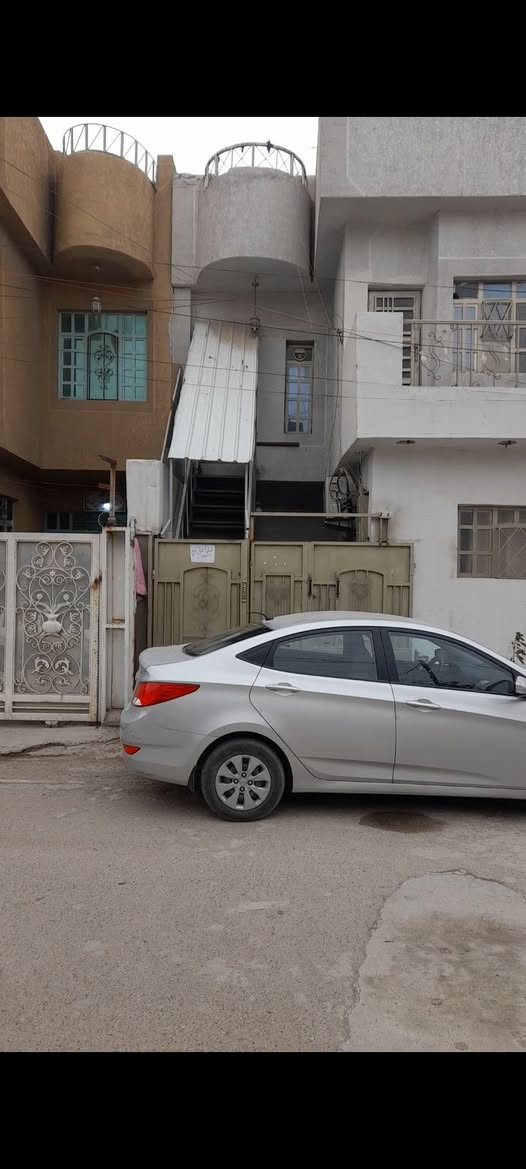 السلام عليكم شقه طابق ثاني للايجار تتكون من غرفتين وحولي مطبخ وصحيات وبيتونه والسطح مجهزه بكاونتر وسنك وسخان وماطور ماء مع خط المولده . العنوان شهداء البياع خلف سوق رضا مباشرتا قريبه على الشارع الرايسي 
هاتف *********** بي واتس اب ما جاوب على التعليقات لان اكو اتس اب
