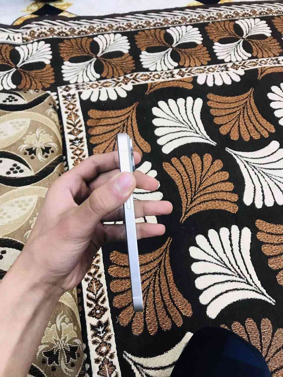 سلام عليكم  ايفون 14 عادي نموذج ال M شرق اوسط لون ابيض التلفون كلش نضيف و ممستخدم اهواي كلش نضيف بطاريه 86 ما معلايه ولا امبدله كلشي بي سليم ويا لزكة شاشه و حمايه لعدسات الكامره و كفر لون اسود كارتونته ويا السعر : 500 
*********** بي تلي اكرام
