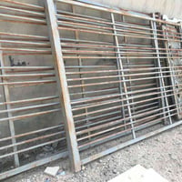سياج حديدي للبيع ٤ قطع ارتفاعهم ١٩٠ قطعتين ٣,١٥ x ١,٩٠ وقطعة   ٣ x ١,٩...