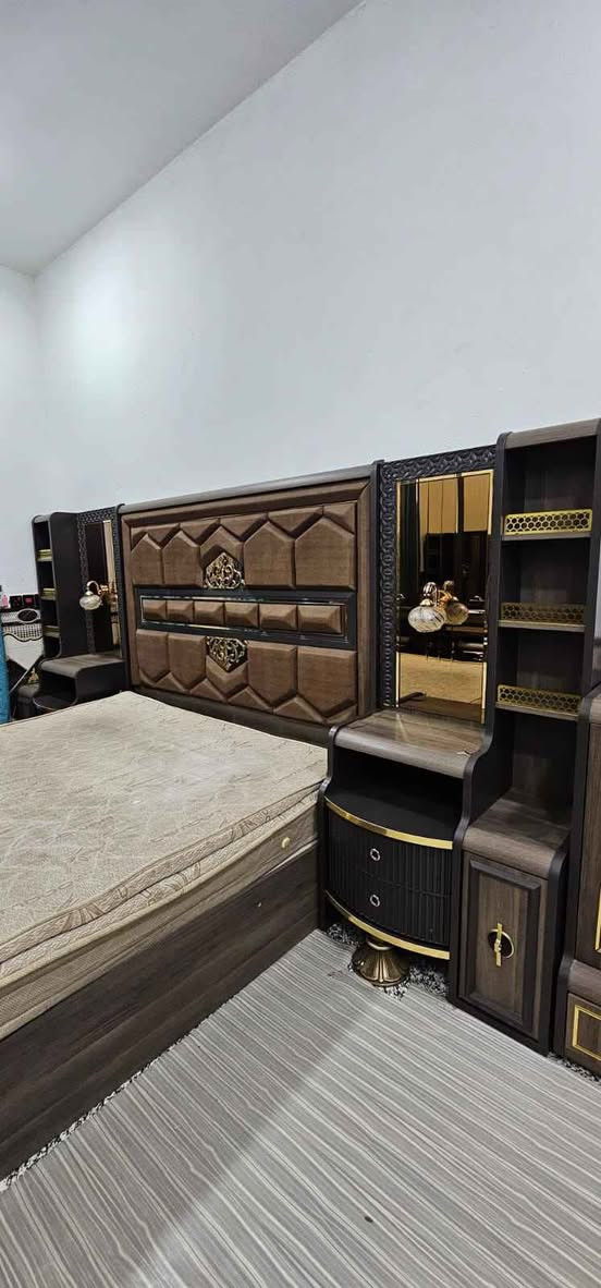 السلام عليكم غرفة اخشاب تركية جديده كلش الغرفه ضخمه وحلوه العنوان حي الحسن العسكري رقم *********** سعر اتصل ع رقم  لهاتف + غرفه تخبل تجي وتشوفه عمارة, ميسان
