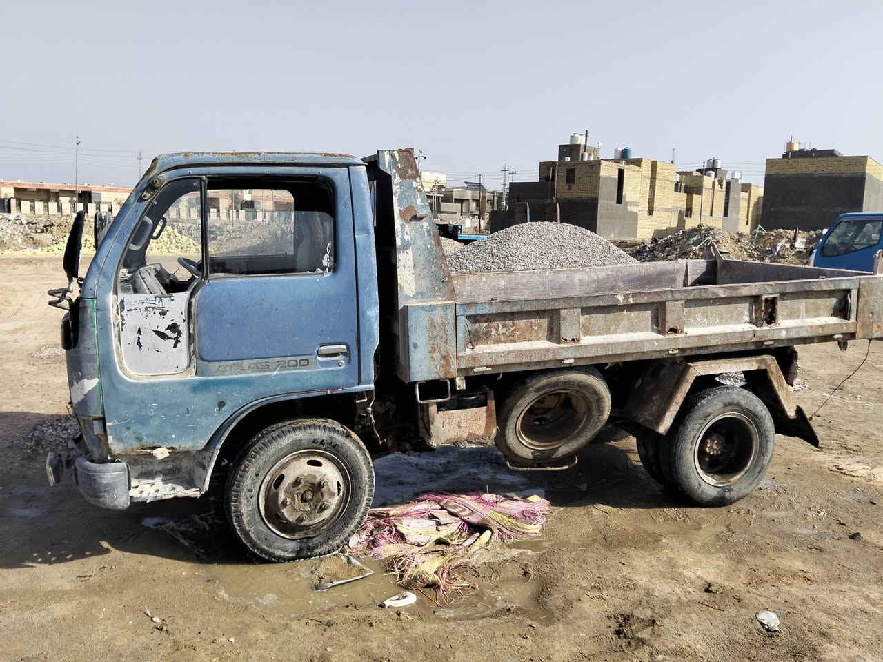 السلام عليكم نيسان 2 طن سياره قلاب بلاد رقمها ذي قار ومكانها بذي قار  بأسمنه شغاله وخير من الله يرادلها ترتيب  مكينه وكير كنتر 32  سعرها مناسب 35 وبيها مجال قليل ***********
