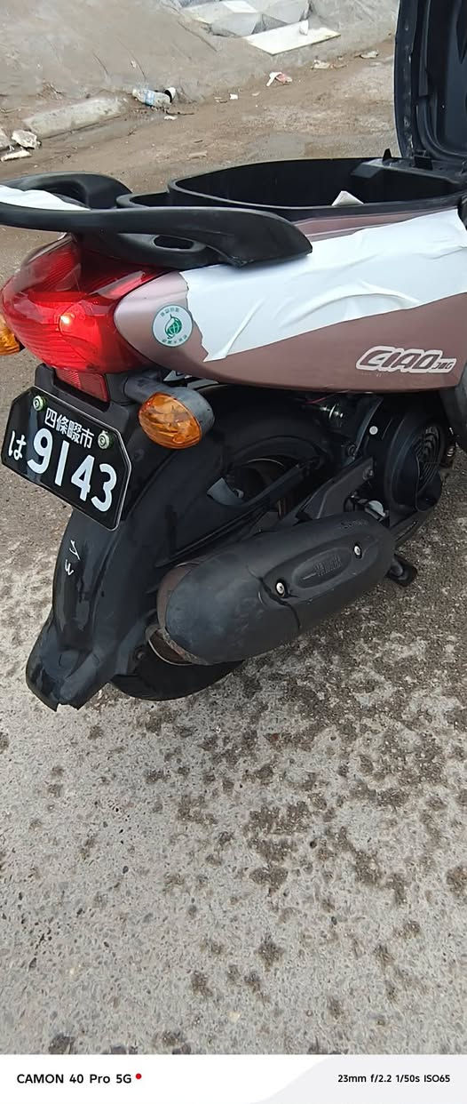 السلام عليكم دراجة فله بعدهة جديدة كهربايات كلهة شغاله المكينة كفاله برغي ما مفتوح من المكينة السعر خاص او الاتصال على الرقم ***********
