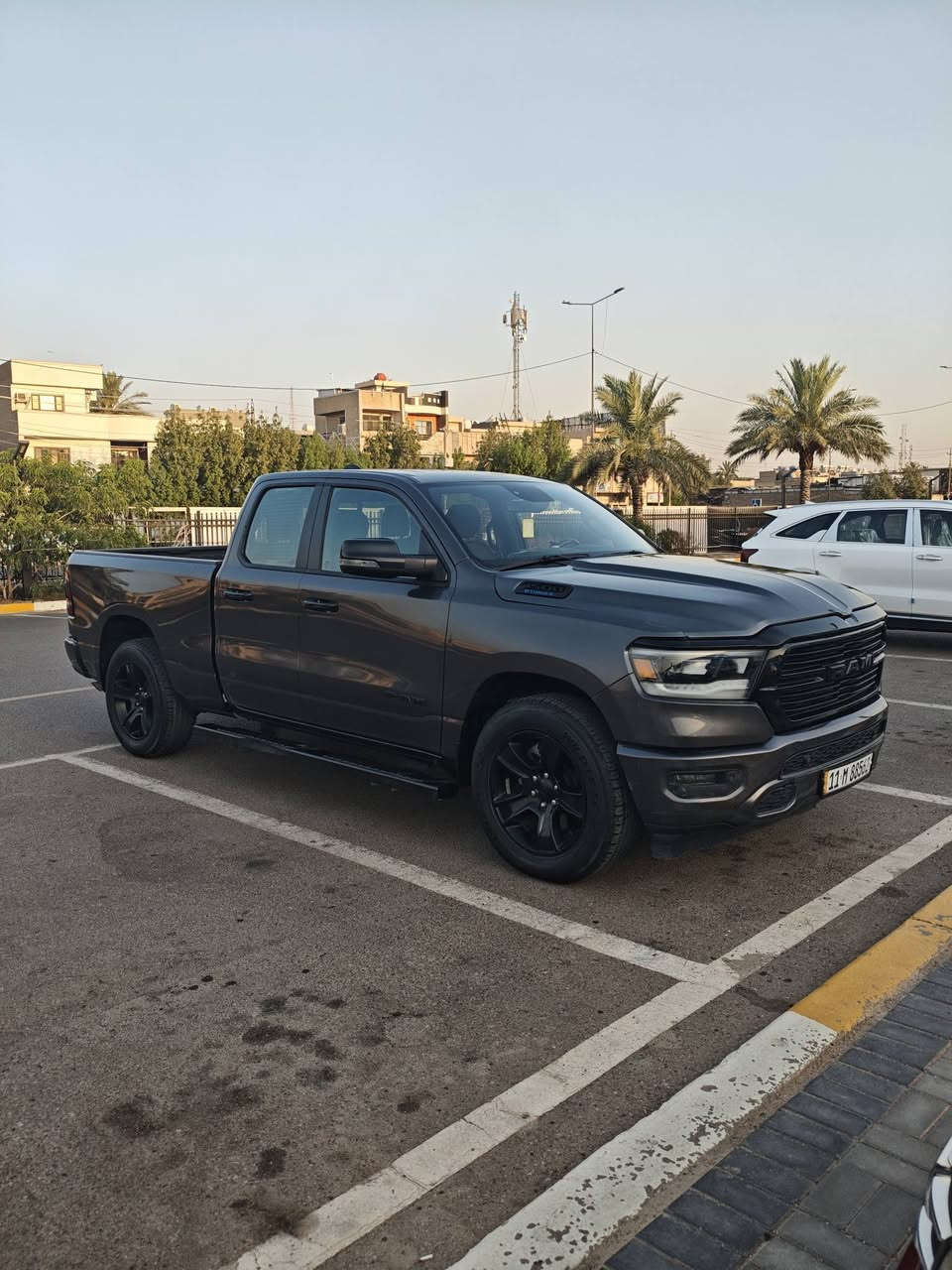 ماكو رام بهذا الموديل والموصفات بهيج سعر
RAM 1500 LONE STAR 2023 | رام لون ستار

الممشى: 46 ألف ميل فقط

المحرك: 6 سلندر ايتورك 3.6 (الاقتصادي)

البدي: طويل باب قصير 

🎩 المواصفات المميزة:

• لون خارجي Star Black الفخم

• مري شفط

• تشغيل عن بعد 🔑

• تدفئة مقاعد + تدفئة دركسون

• تعديل كهربائي لدواسات البنزين والبريك

• نظام توقف ذاتي + إطفاء المحرك لتقليل صرف الوقود

• نظام صوت الباين فاخر 22 سماعة + دمّام محيطي 🔊

• كشافات جانبية مع إضاءة ترحيب بالمرايا

• الجامّة الخلفية كهربائية

• شاشة كبيره (تيسلا) + حساسات أمامية وخلفية + كاميرا

• تبريد قطعتين

• ويل 20 تخم تاير جديد سنه 24

• لايتات + بك لايت لد

وبعد بيها هواي مواصفات

السيارة حادث بنيد مبدل ، الجاملغات بارد بشكل نظيف جداً. بدون شواصي

⚠️ ملاحظة: السيارة بيه حادث طفيف مسبق بامريكا وبيه صفحه رش وموجود تقرير carfax الحادث بتاريخ 2023

رقم بغداد باسمي

📍مكان السياره : بغداد

السعر /210 ورقه

فقط بيع ما اراوس 

☎️ ***********

💎 السيارة جداً، نظيفة من الداخل والخارج،
