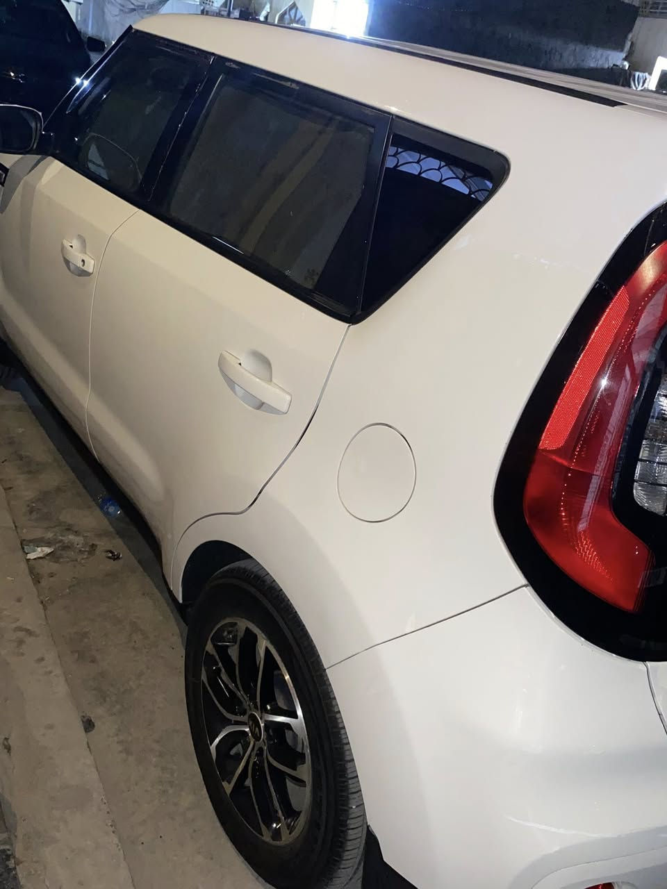 سلام عليكم 
للبيع سول ٢٠١٩ وارد امريكي دخول ٢٠٢١ مرقمها بايدي جناي رقم كربلاء باسمي وحادثها بامريكا جاملغ وباب الايسر معدلات بارد مثل ماواضح بل صور وحادثها بل عراق جاملغ وباب الايمن ومعدلات بارد وصبغ يعني 4 قطع وبيها رصعه صغيره بل جنطه مامسويها اني مصورهن ومأشرهن سياره حداديه جديد وتخم تاير وويل ودوشمه كلهن بل جديد يعني متعوب عليها سياره ومكاني كربله حي السلام رقمي *********** سياره ماشيه ٨٩ الف حقيقي شاصي لغد مكفولات وايرباك الطاك مال برده وكشن بس السعر ١٢٥
