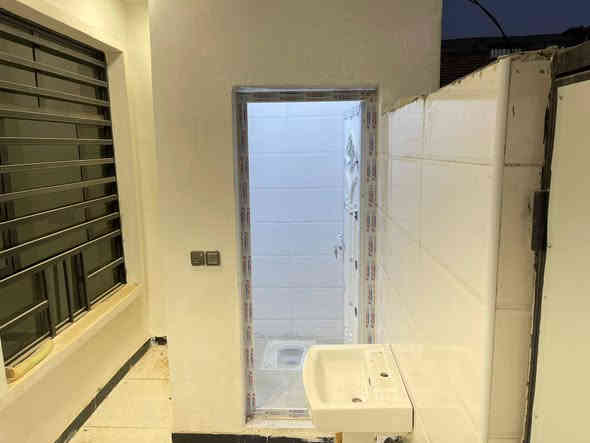 بسم الله الرحمن الرحيم السلام عليكم دار للبيع المساحه ١٠٠ عقد زراعي ١١٧  منطقه كامله من كلشي تبليط مجاري كهرباء  متر طابق ونصف  مشمول بتمليك يتكون من غرفتين  نضام سويت كامل وستقبال وحمامات  بوب الشام  شارع التربيه بدايته مدخل الحاج ضيفان للستفسار ***********
