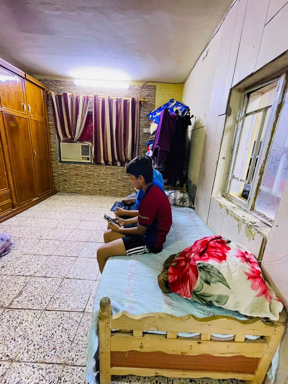 دار للبيع منطقة الحبيبية مقابل الشارع وليد ابو الكص فرع كرزات عادل دار خلفي مساحة ١٢٢م طابو عكادة ٤ غرف وستقبال السعر ١٤٠ وبي مجال رقم الهاتف ***********
