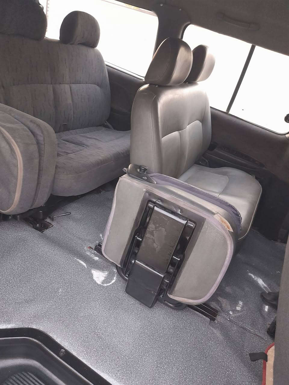 للبيع ستاركس موديل ٢٠٠١ بابل انكليزي مكفوله من الصبغ والتبديل محرك مسكر جديد  اوتوماتيك  شواصي بلاديه لا يوجد خياس به سياره مابيت مامستخدمه اجره  ١١ راكب موبايل ***********المكان بغداد بسمايه ناحية الوحده السعر ٧٠ $ نقد وتحويل ثاني يوم تحياتي لكم
