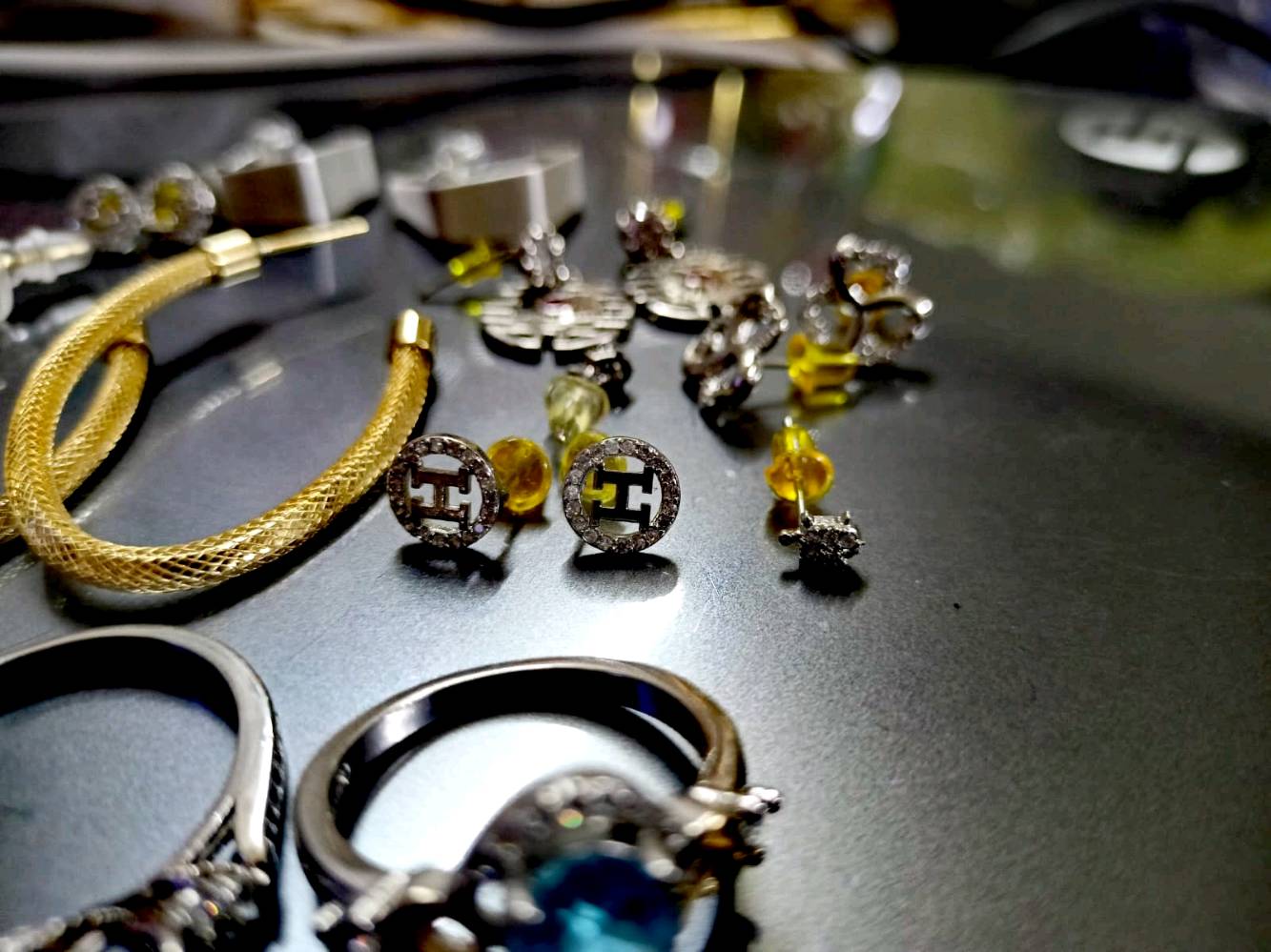 مجموعة أنيقة من المجوهرات الفضية تتضمن خواتم مرصعة بالأحجار الكريمة وأقراط وأساور مميزة. تصميمات عصرية وجذابة مثالية للإطلالات الفخمة والمناسبات الخاصة. الألوان المتناسقة تعطي لمسة فاخرة وجاذبية لكل قطعة.